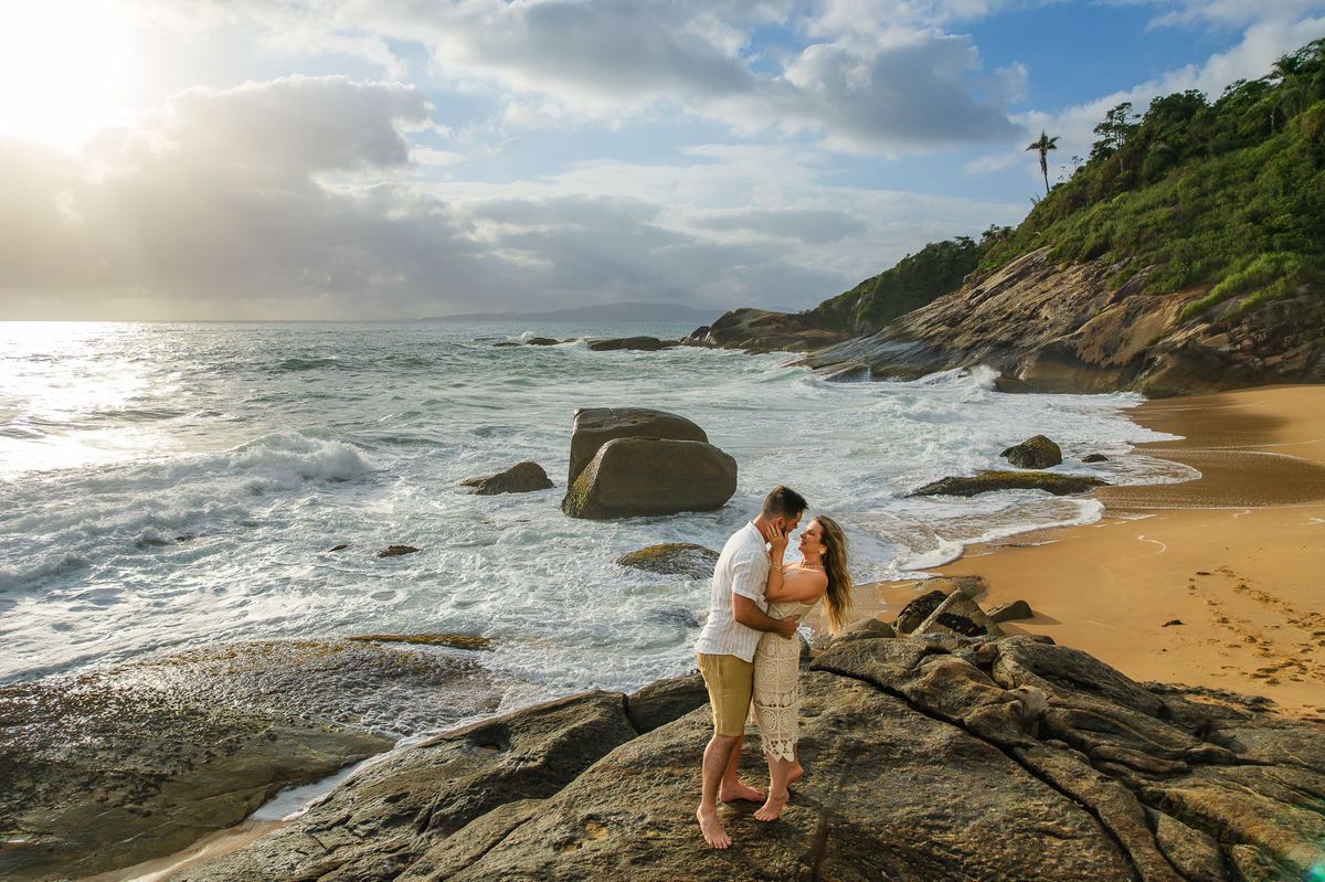 Ensaio pré-wedding com casal em meio às formações rochosas do Estaleirinho