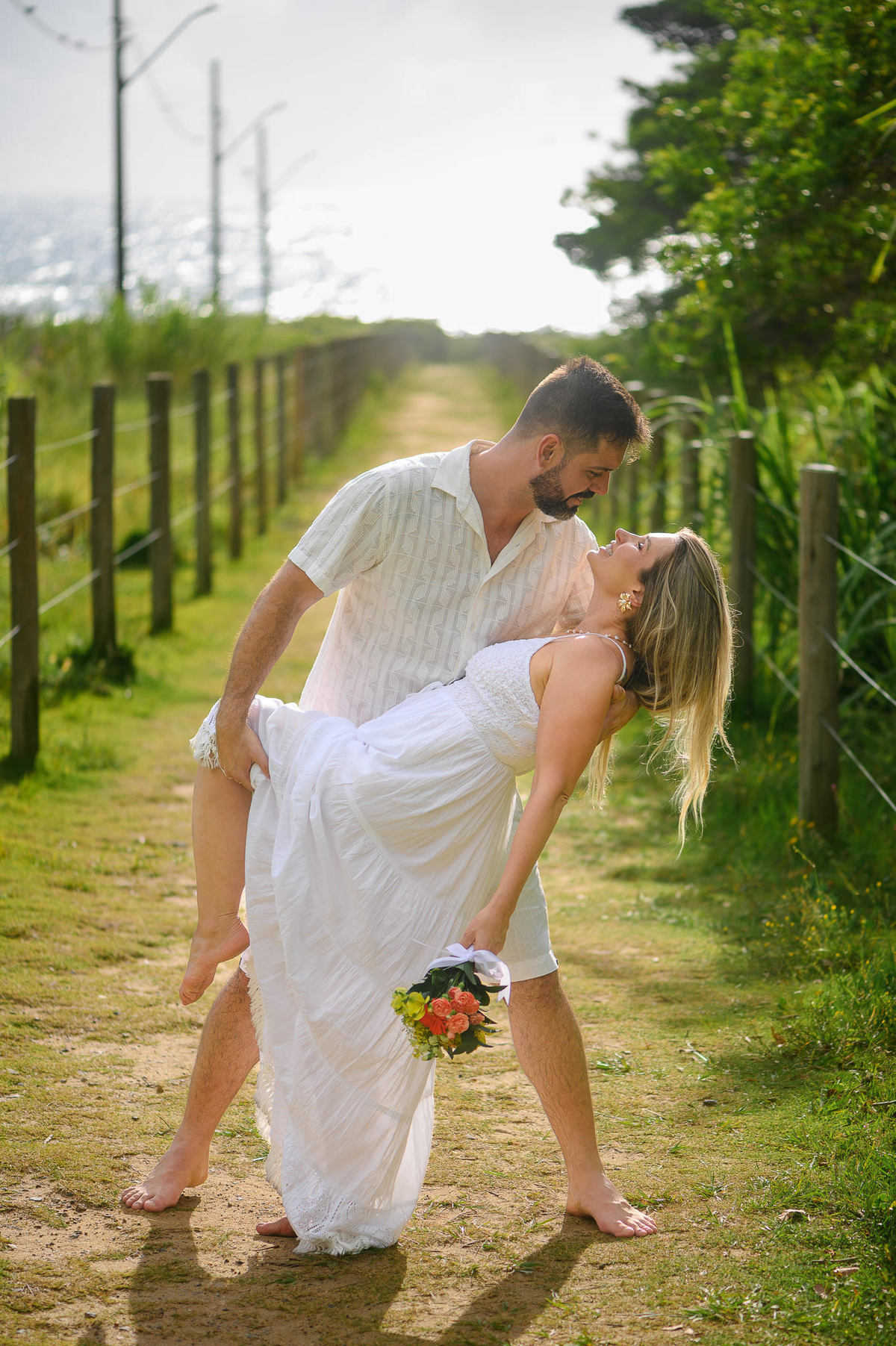 Casal em pose romântica em local com vegetação durante ensaio pré wedding em balneário camboriu, SC