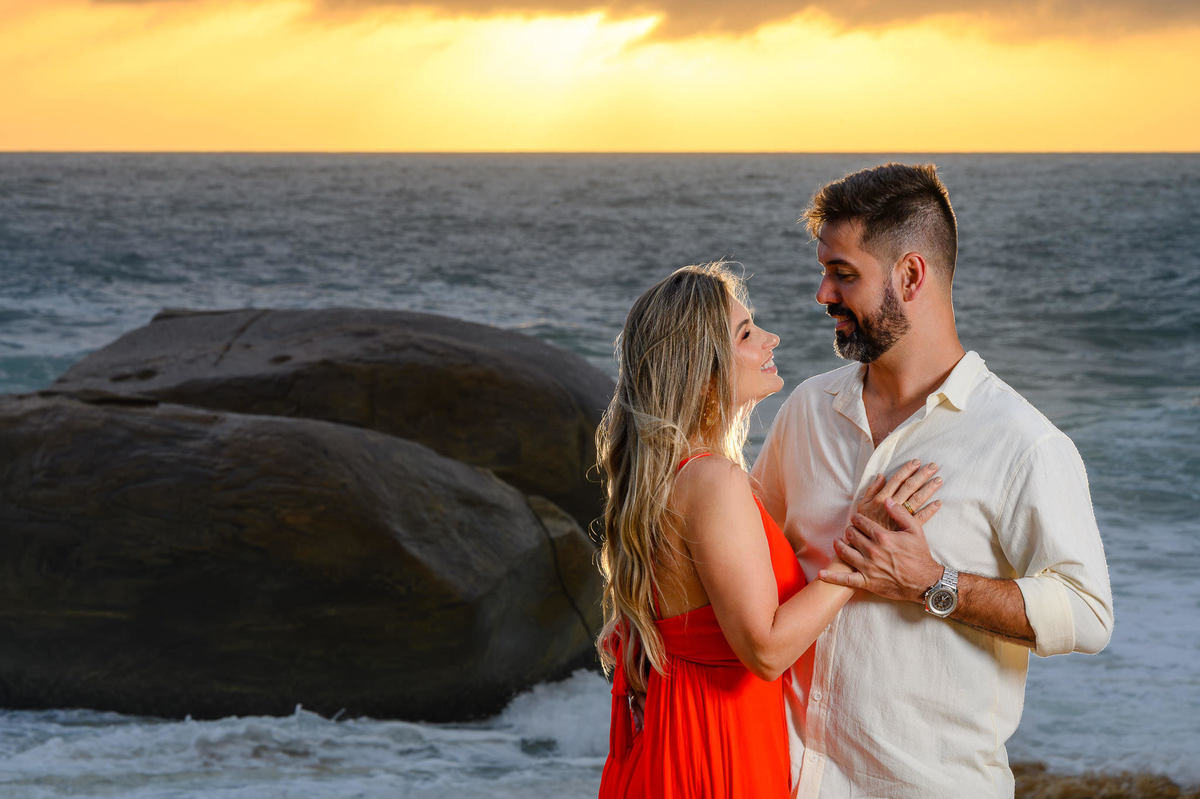 Casal sorrindo durante ensaio pré-wedding na praia em Balneário Camboriú – SC