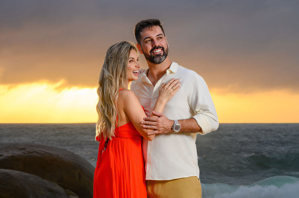 Fotografia de casal em pré-wedding na areia da praia em Balneário Camboriú