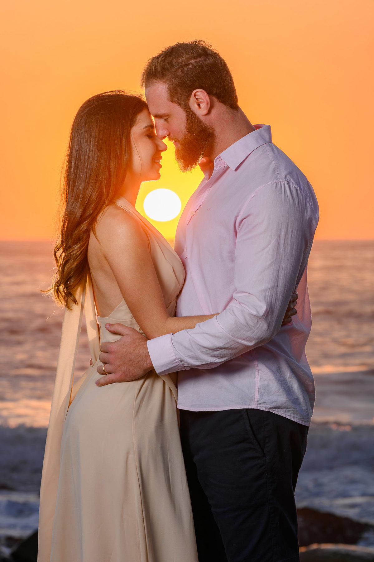 Casal se abraçando na praia ao nascer do sol na Praia do Estaleirinho em Balneário Camboriú SC