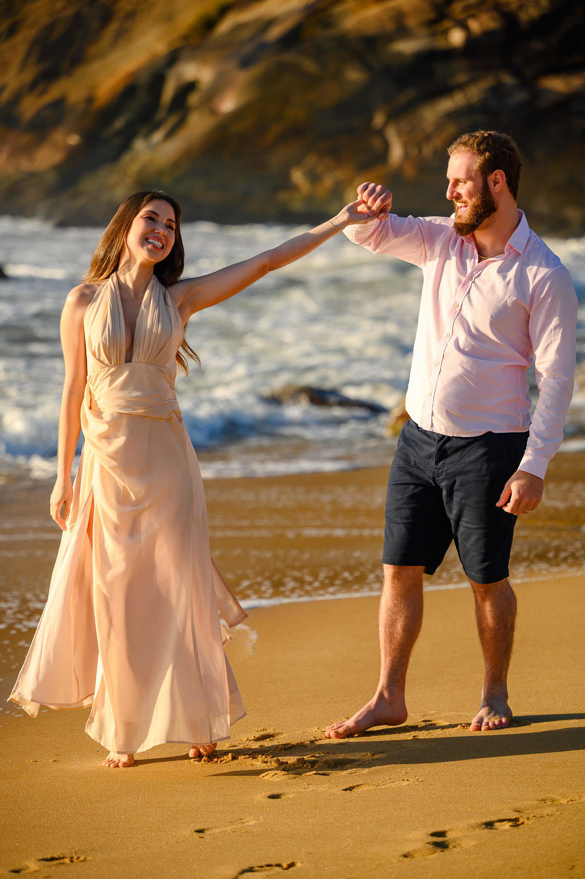 Casal dançando na praia durante ensaio pré-wedding ao amanhecer