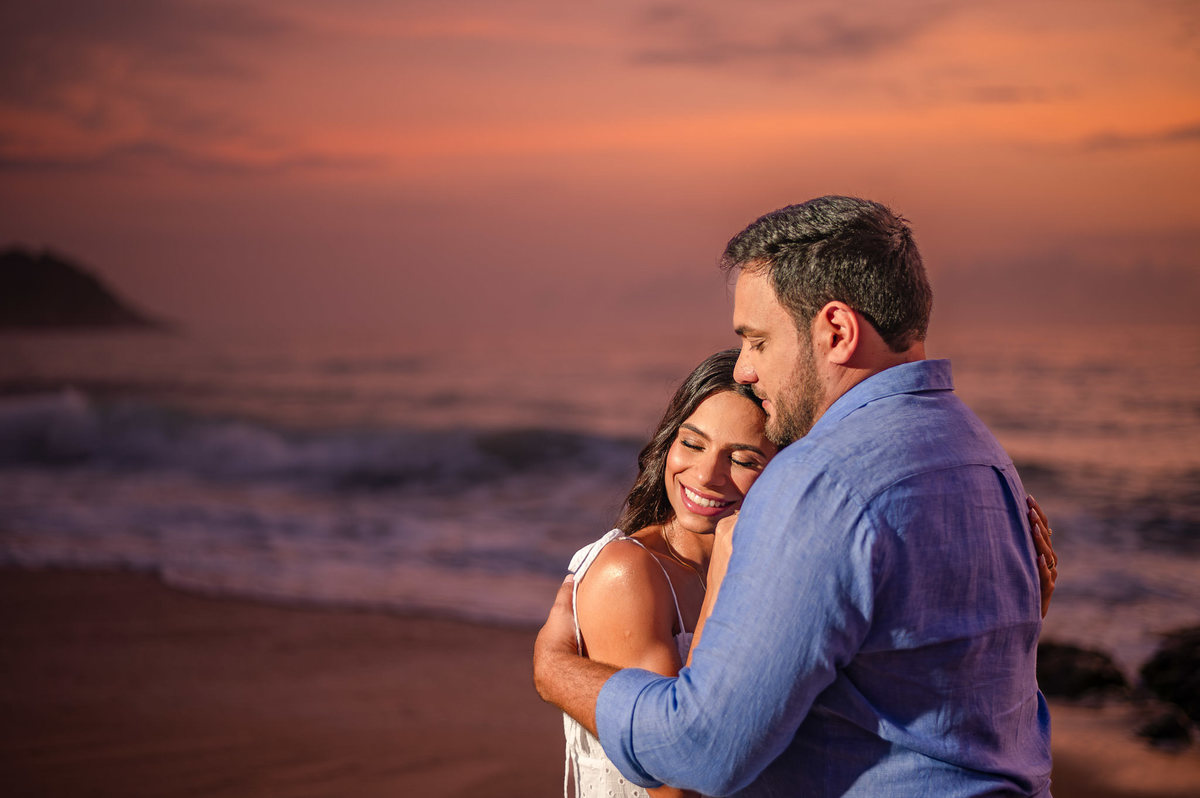 ensaio fotográfico de casal balneário camboriú sc casal abraçado na praia do estaleirinho durante o pôr do sol