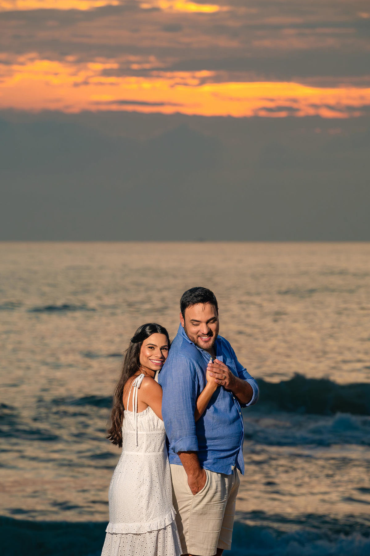 ensaio fotográfico de casal balneário camboriú sc casal abraçado na praia do estaleirinho durante o pôr do sol