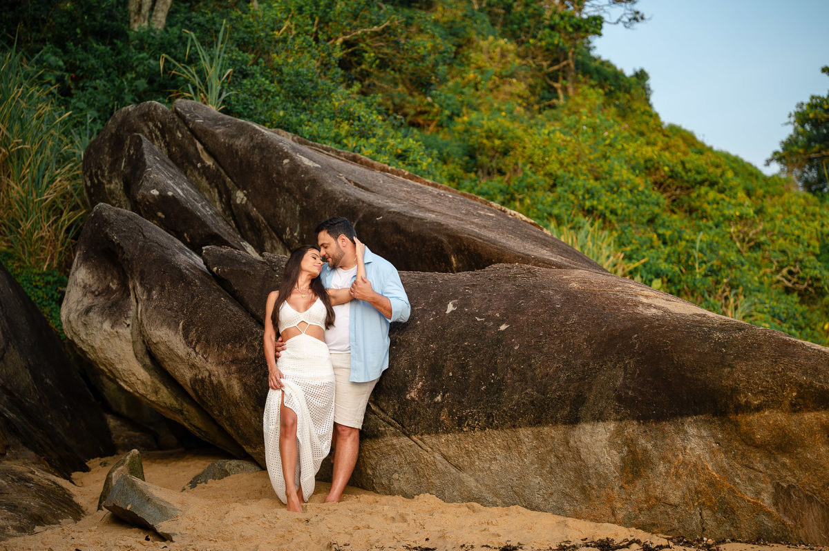 pre wedding balneário camboriú sc casal abraçado entre as pedras da praia do estaleirinho
