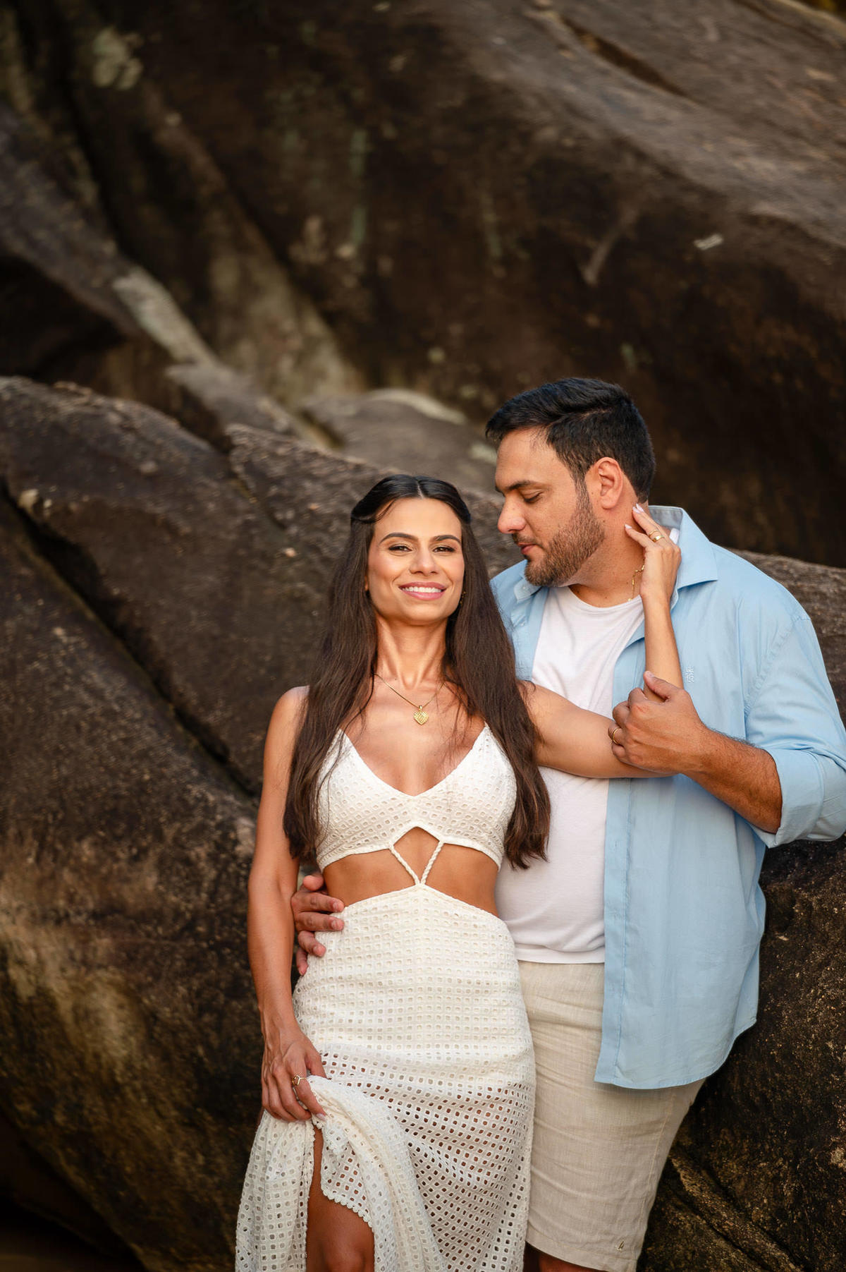 pre wedding balneário camboriú sc casal abraçado entre as pedras da praia do estaleirinho