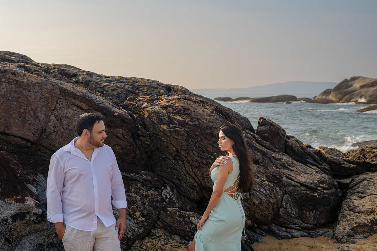 pre wedding na praia do estaleirinho casal entre as pedras do litoral de santa catarina