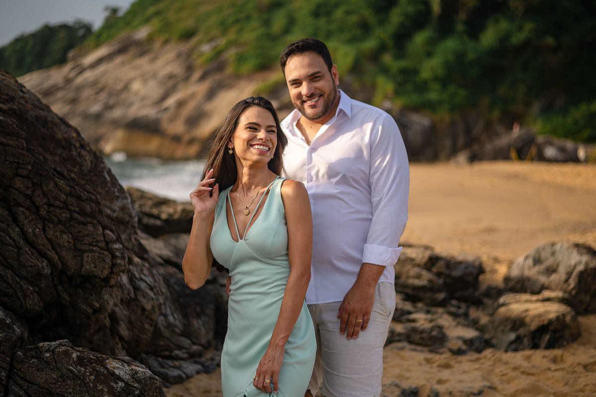 pre wedding na praia do estaleirinho casal entre as pedras do litoral de santa catarina
