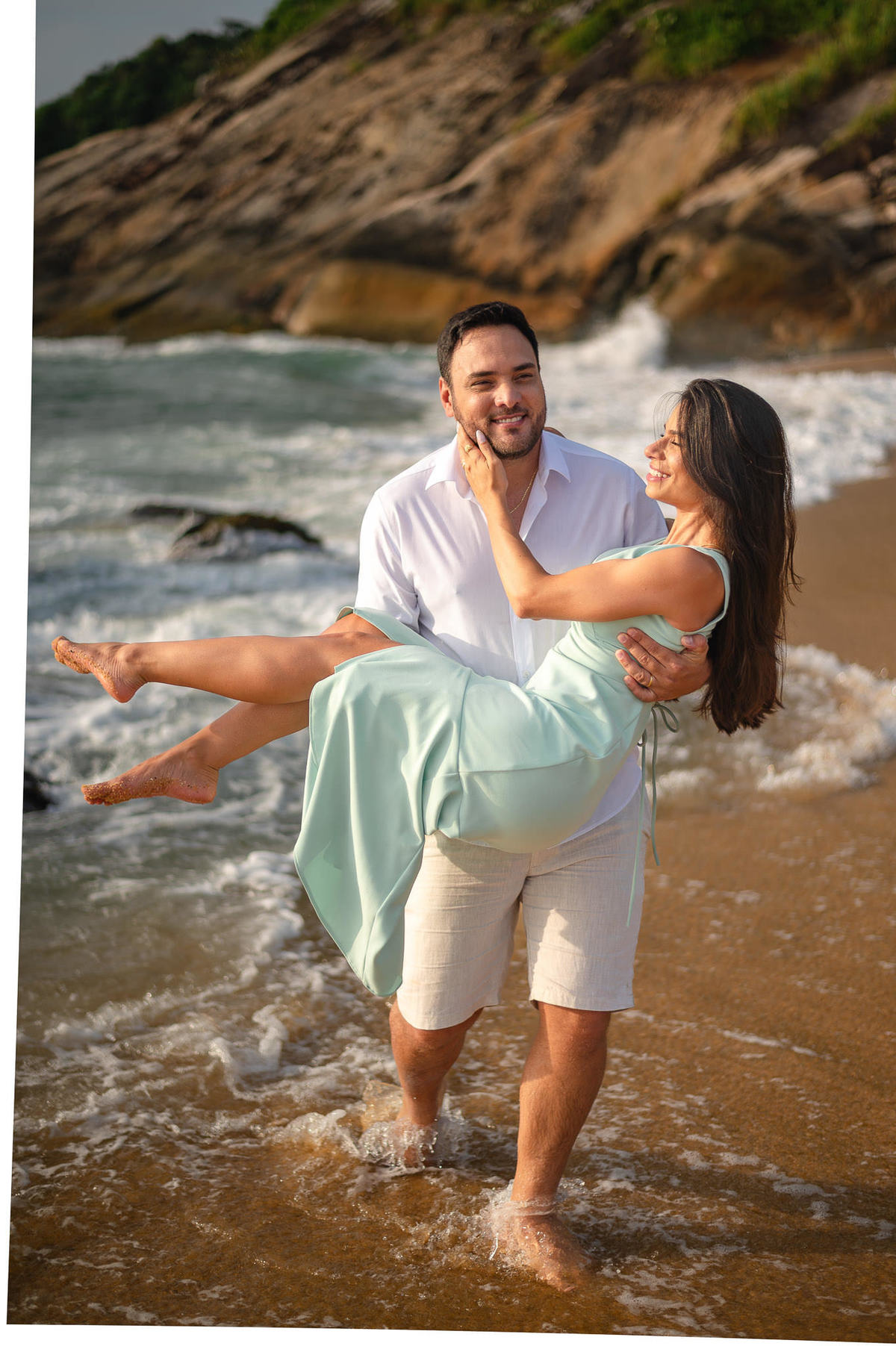 pre wedding na praia santa catarina noivo carregando a noiva dentro do mar na praia do estaleirinho