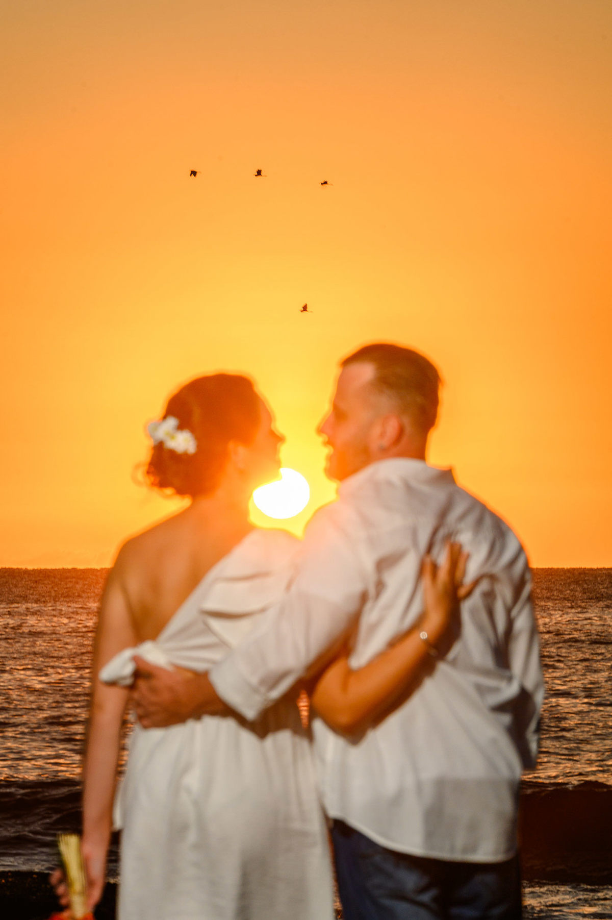 fotos de casal ao pôr do sol no litoral de Santa Catarina