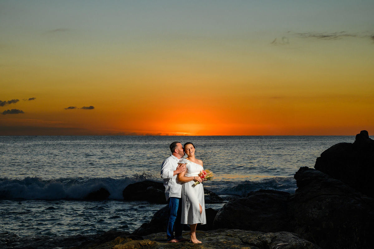 casal abraçado ao amanhecer na Praia do Estaleirinh