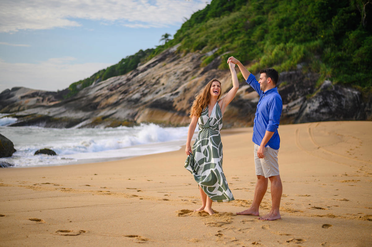 Casal dançando na areia durante ensaio de casal na Praia do Estaleirinho em Balneário Camboriú – SC