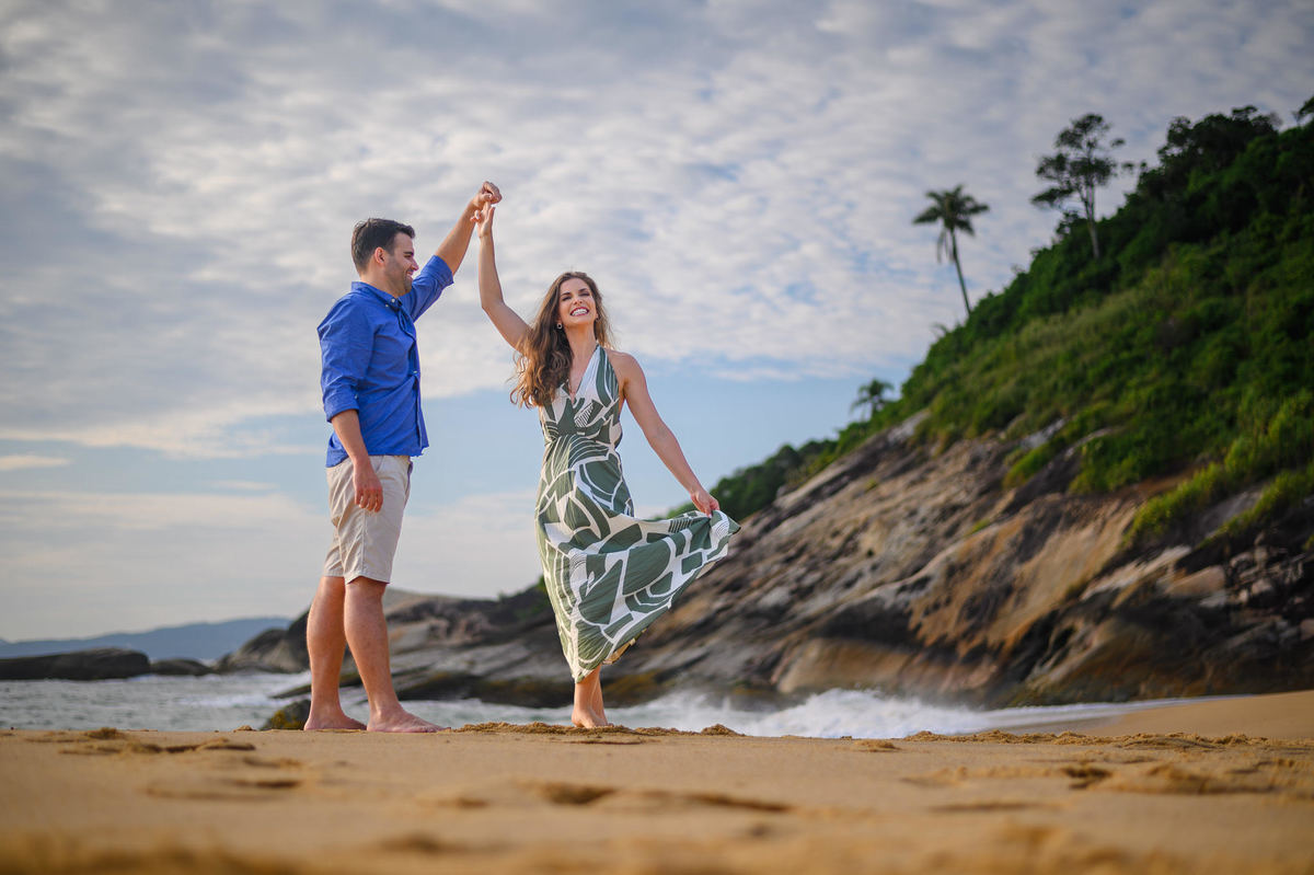 Casal dançando na areia durante ensaio de casal na Praia do Estaleirinho em Balneário Camboriú – SC