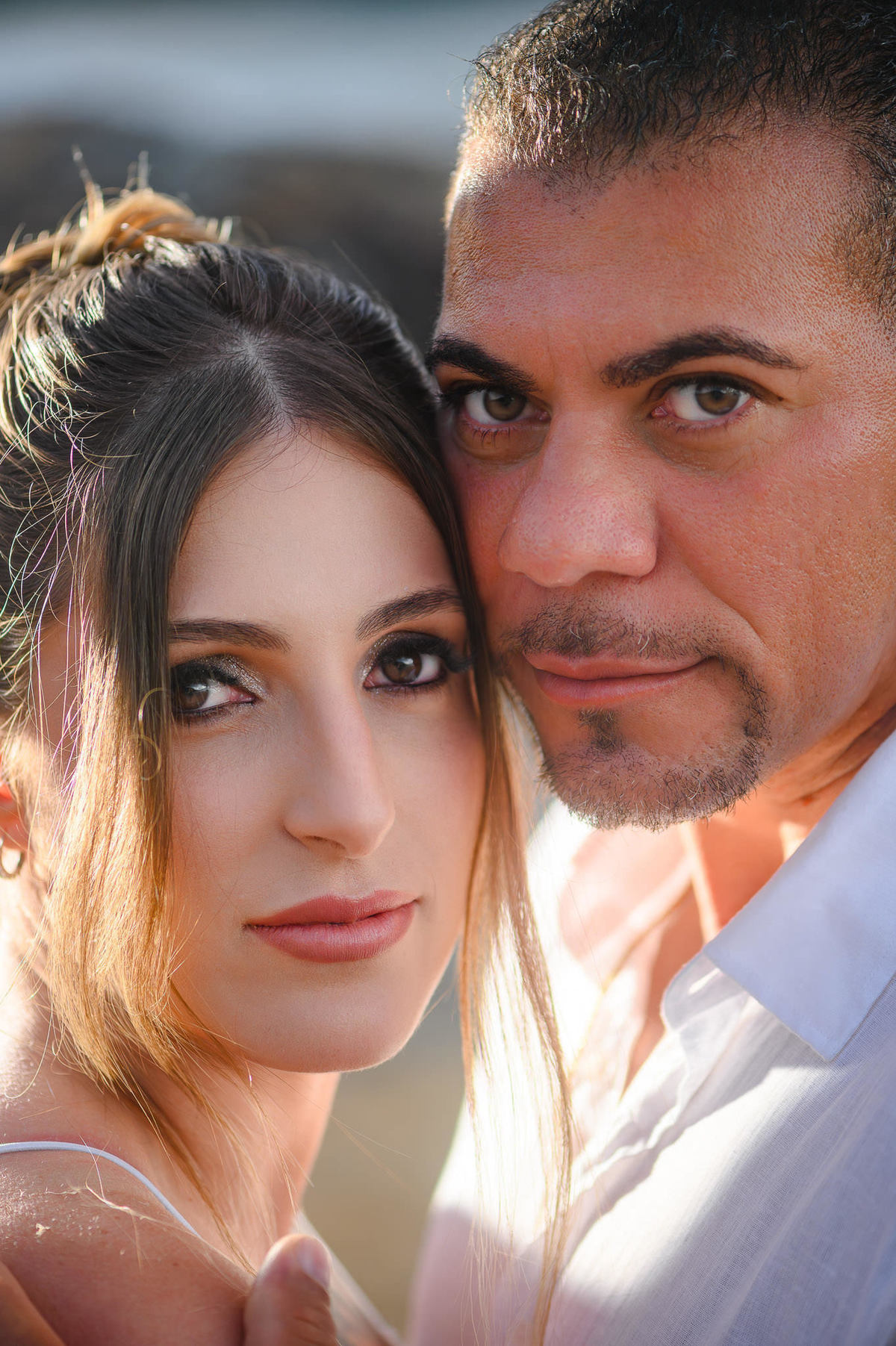 Casal em close na praia do Estaleirinho ao amanhecer, ensaio de casal em Balneário Camboriú com luz suave da manhã