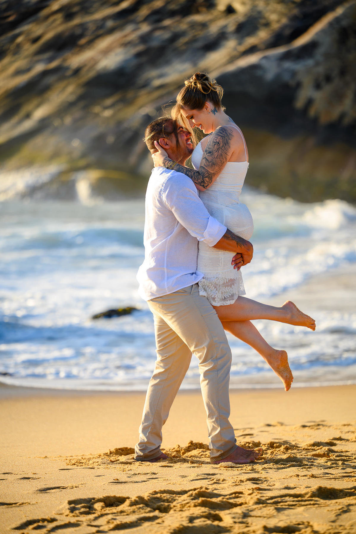 Casal se olhando de perto em ensaio fotográfico ao amanhecer na praia do Estaleirinho em Santa Catarina