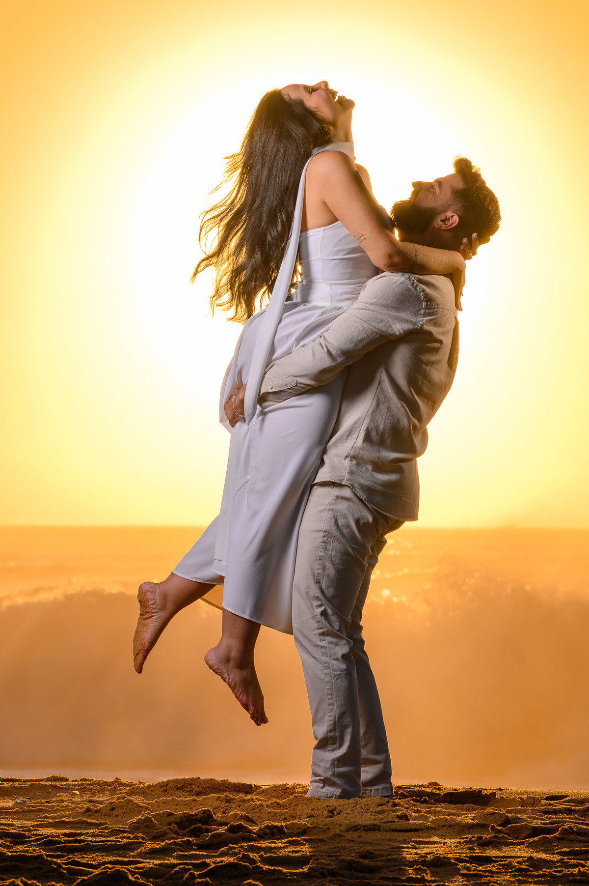 Fotos de casal ao amanhecer em Balneário Camboriú com luz dourada do nascer do sol