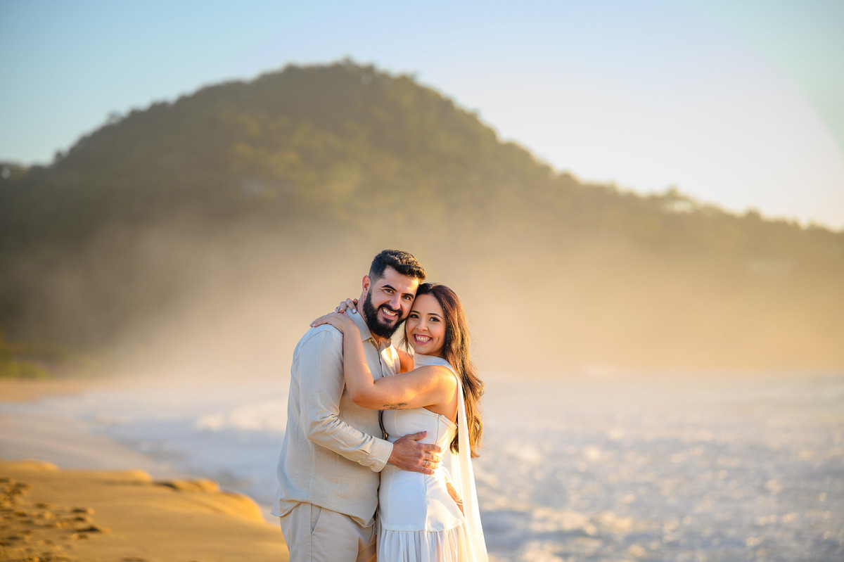 Fotografia de casal na praia ao amanhecer em Santa Catarina com luz natural suave