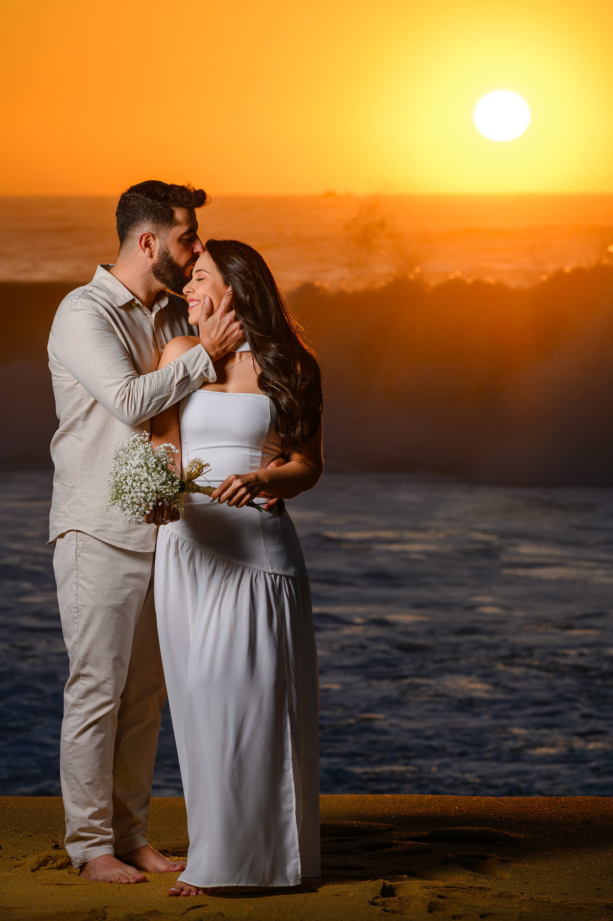 Ensaio pré-wedding ao amanhecer em Balneário Camboriú com sol nascendo no mar