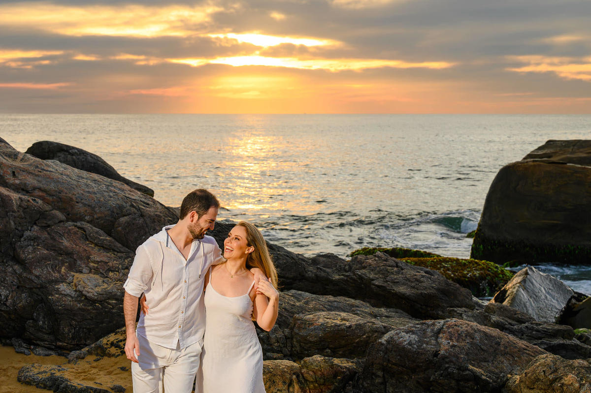 Casal caminhando pela areia da Praia do Estaleirinho em ensaio pré-wedding no nascer do sol