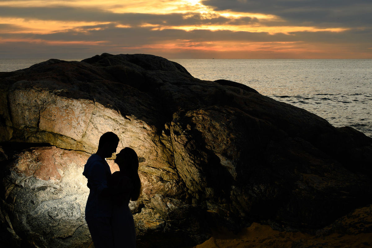 Silhueta de casal ao amanhecer na Praia do Estaleirinho em Balneário Camboriú