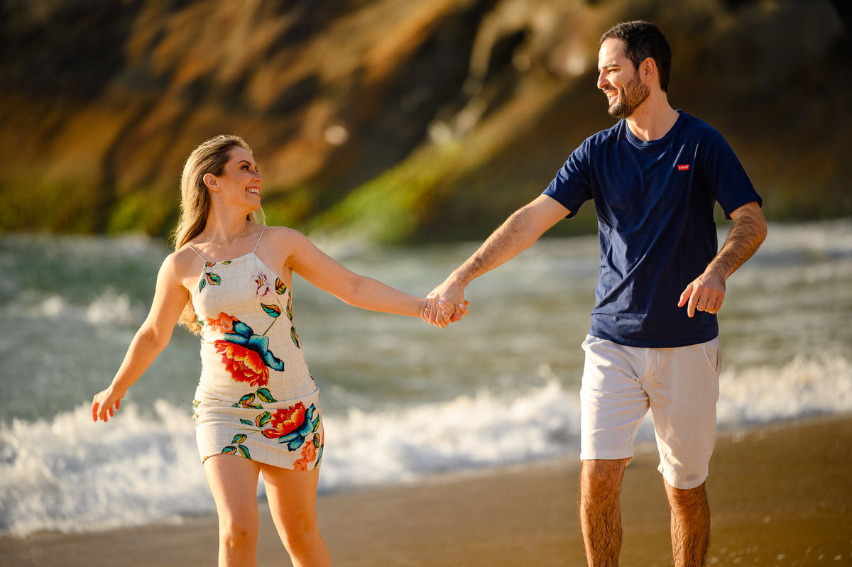 Casal em momento espontâneo no ensaio pré-wedding ao amanhecer na Praia do Estaleirinho