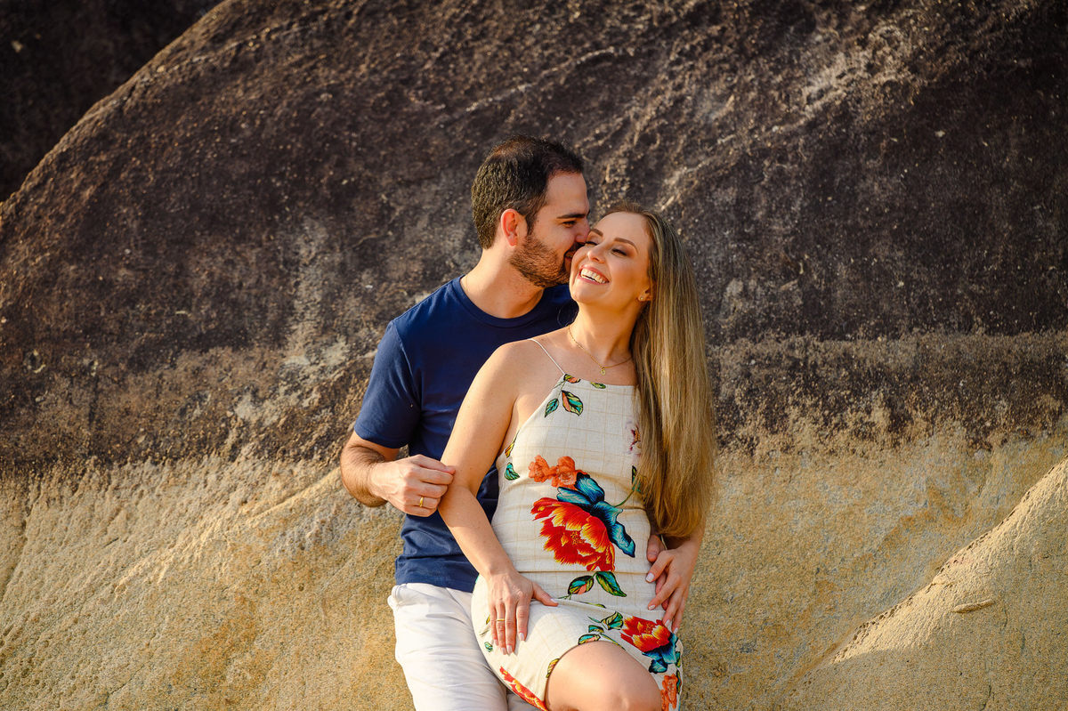 Ensaio de casal com pedras e mar no Estaleirinho em Balneário Camboriú, Santa Catarina