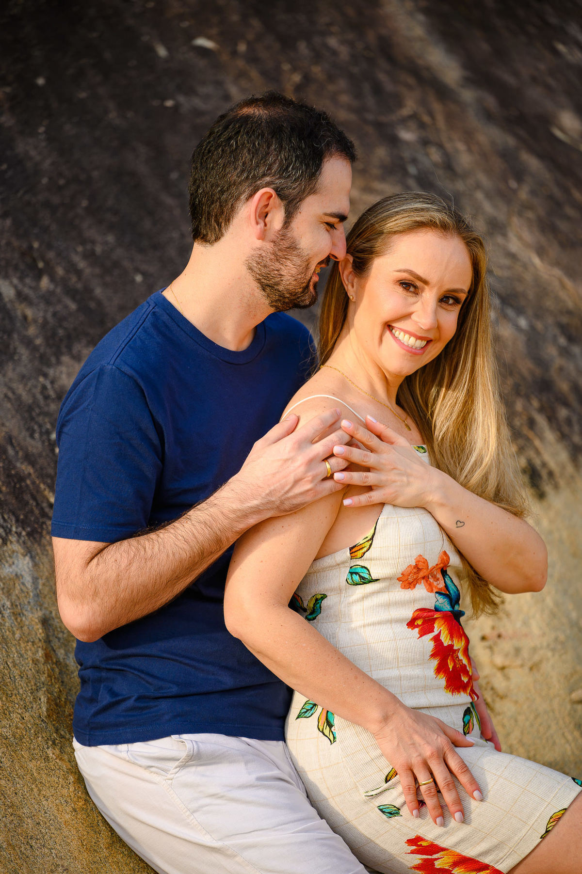 Casal em conexão durante ensaio pré-wedding ao amanhecer na Praia do Estaleirinho