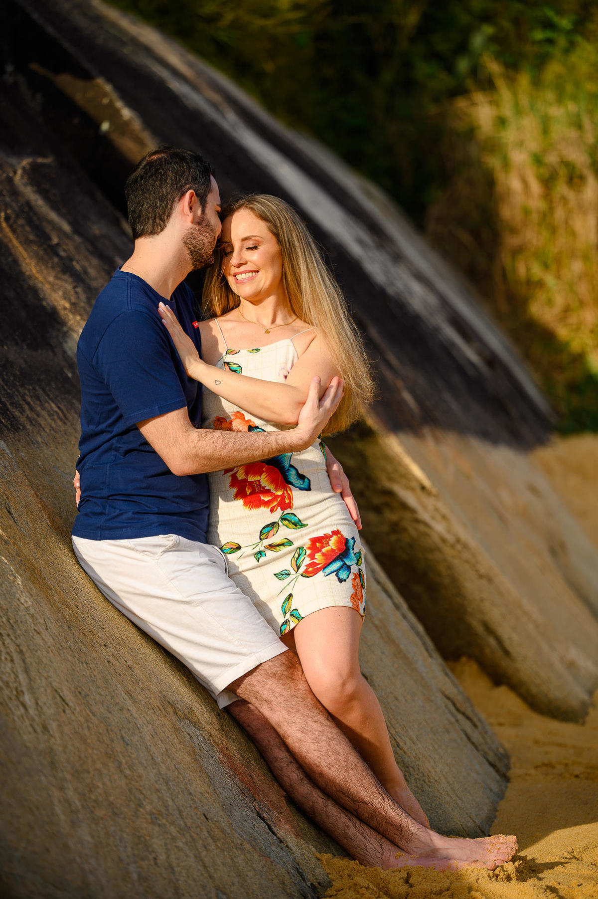 Casal em conexão durante ensaio pré-wedding ao amanhecer na Praia do Estaleirinho