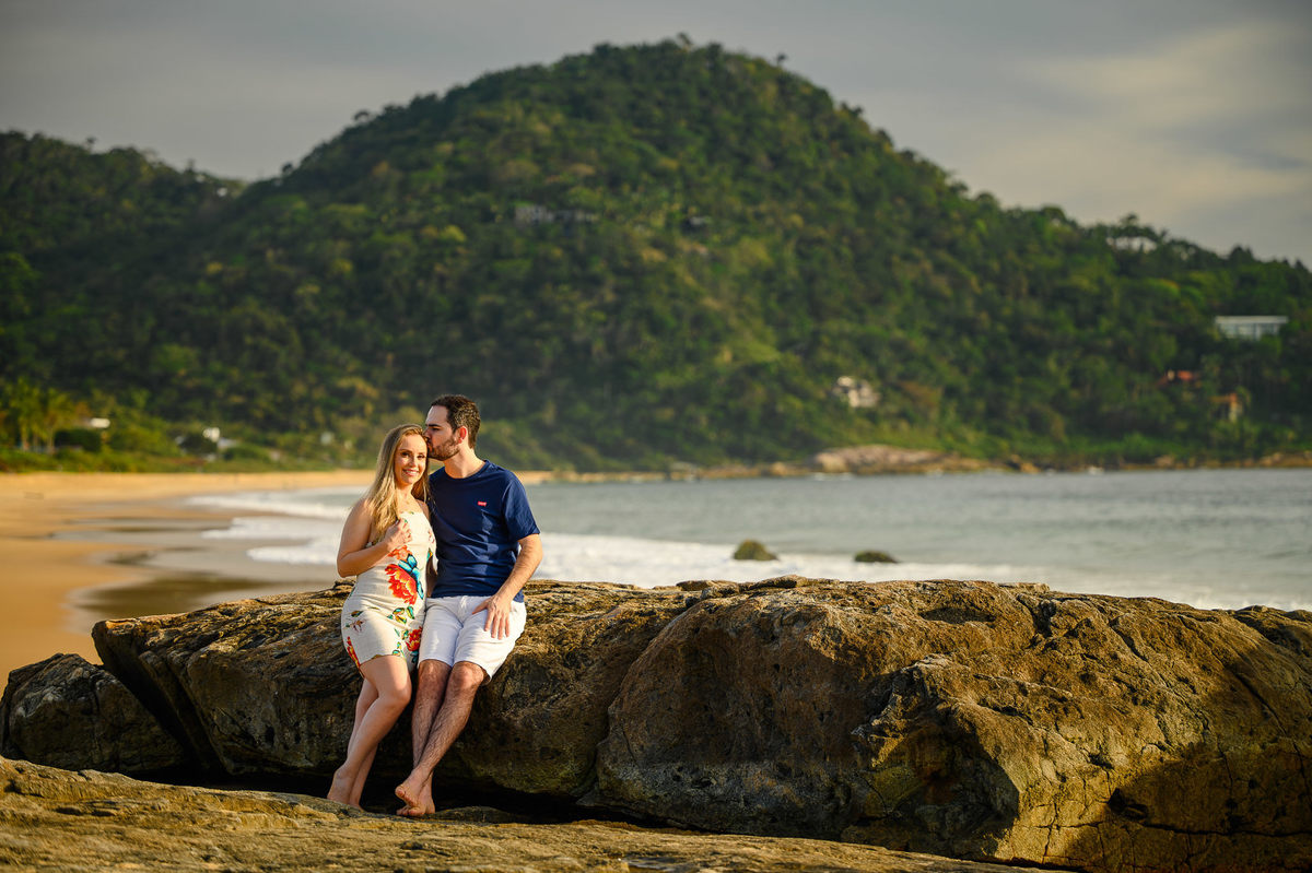 Cena ampla do casal no cenário natural da Praia do Estaleirinho em ensaio pré-wedding