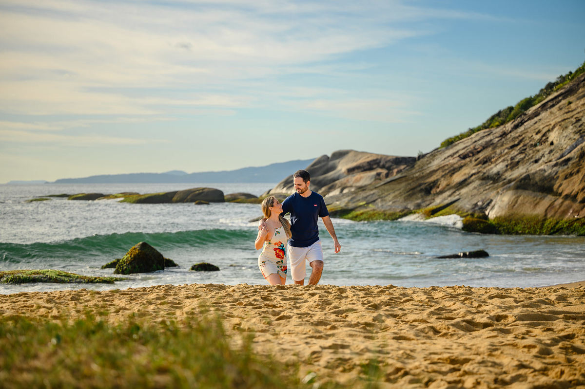 Cena ampla do casal no cenário natural da Praia do Estaleirinho em ensaio pré-wedding