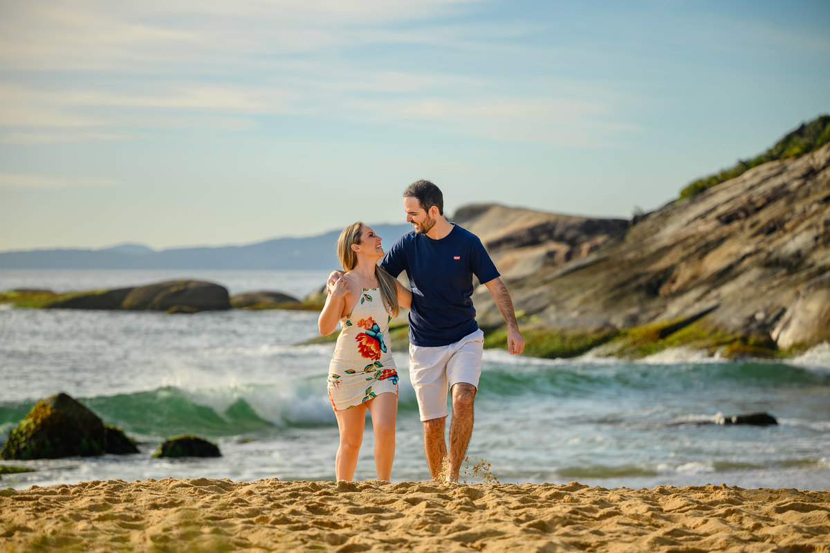 Casal interagindo de forma espontânea no ensaio pré-wedding ao amanhecer