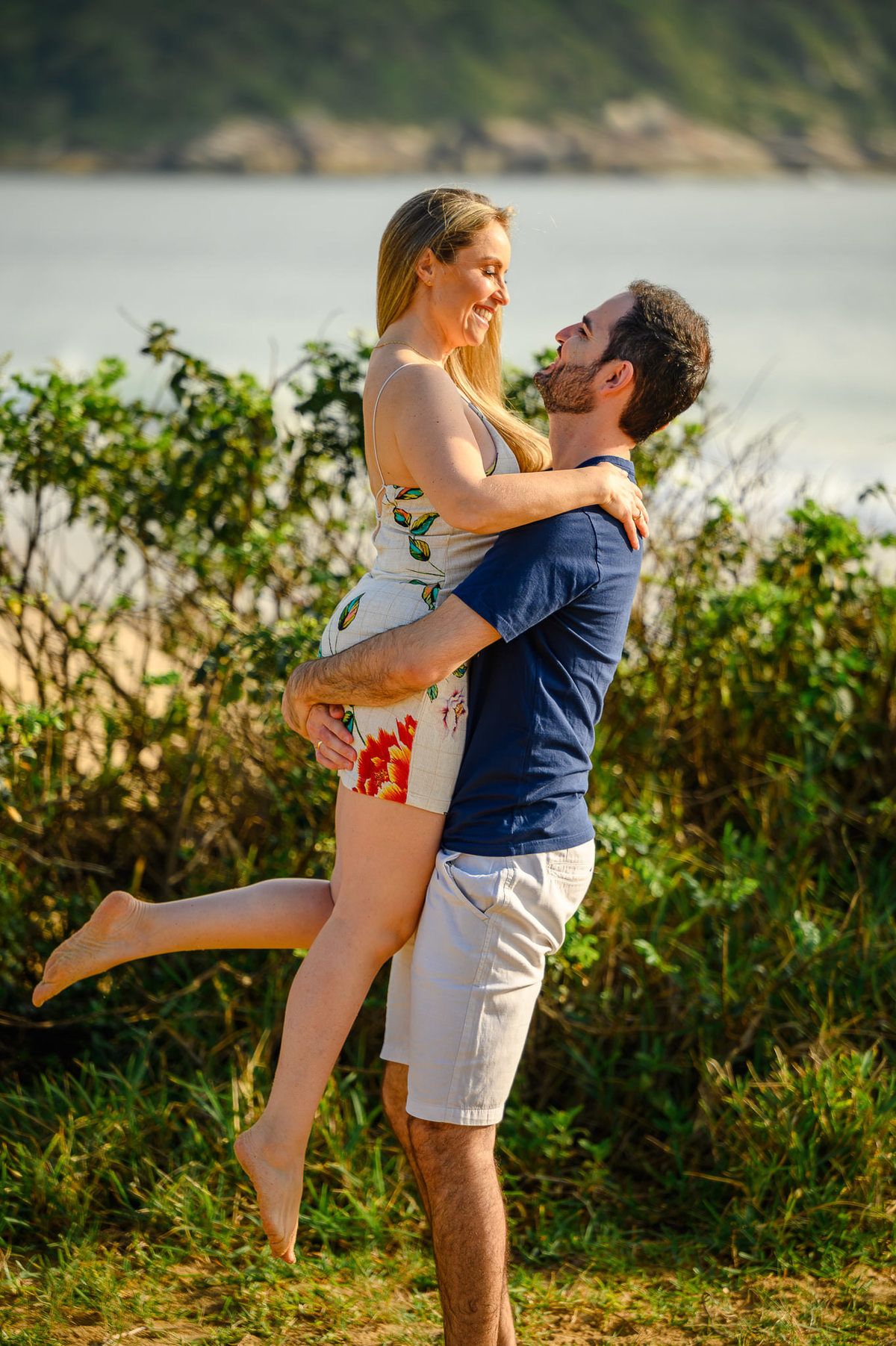 Ensaio de casal em praia de Santa Catarina com luz suave do nascer do sol