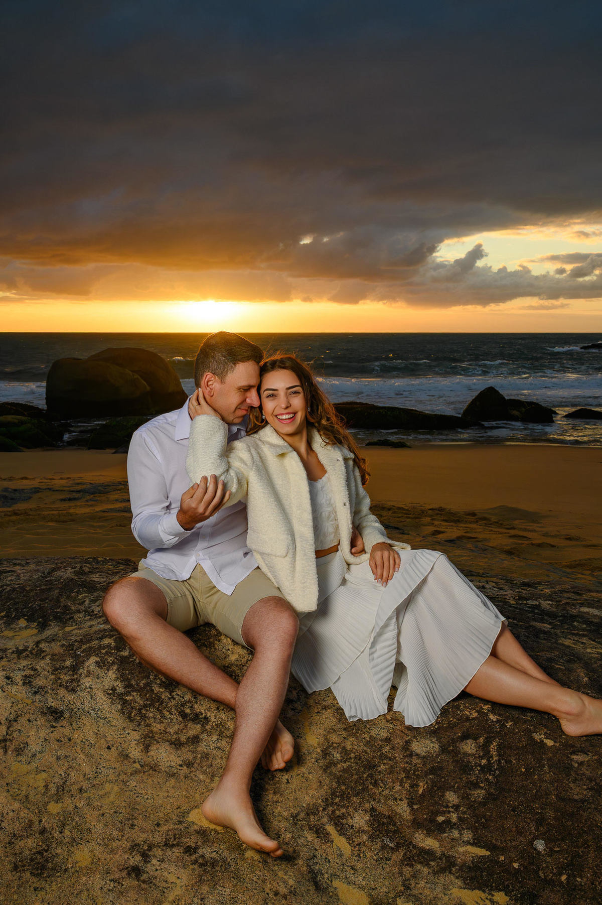 Ensaio fotográfico de casal com violão na Praia do Estaleirinho em Balneário Camboriú SC ao amanhecer