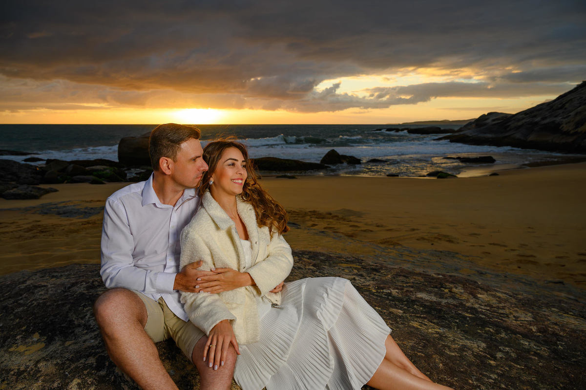 Ensaio fotográfico de casal com violão na Praia do Estaleirinho em Balneário Camboriú SC ao amanhecer