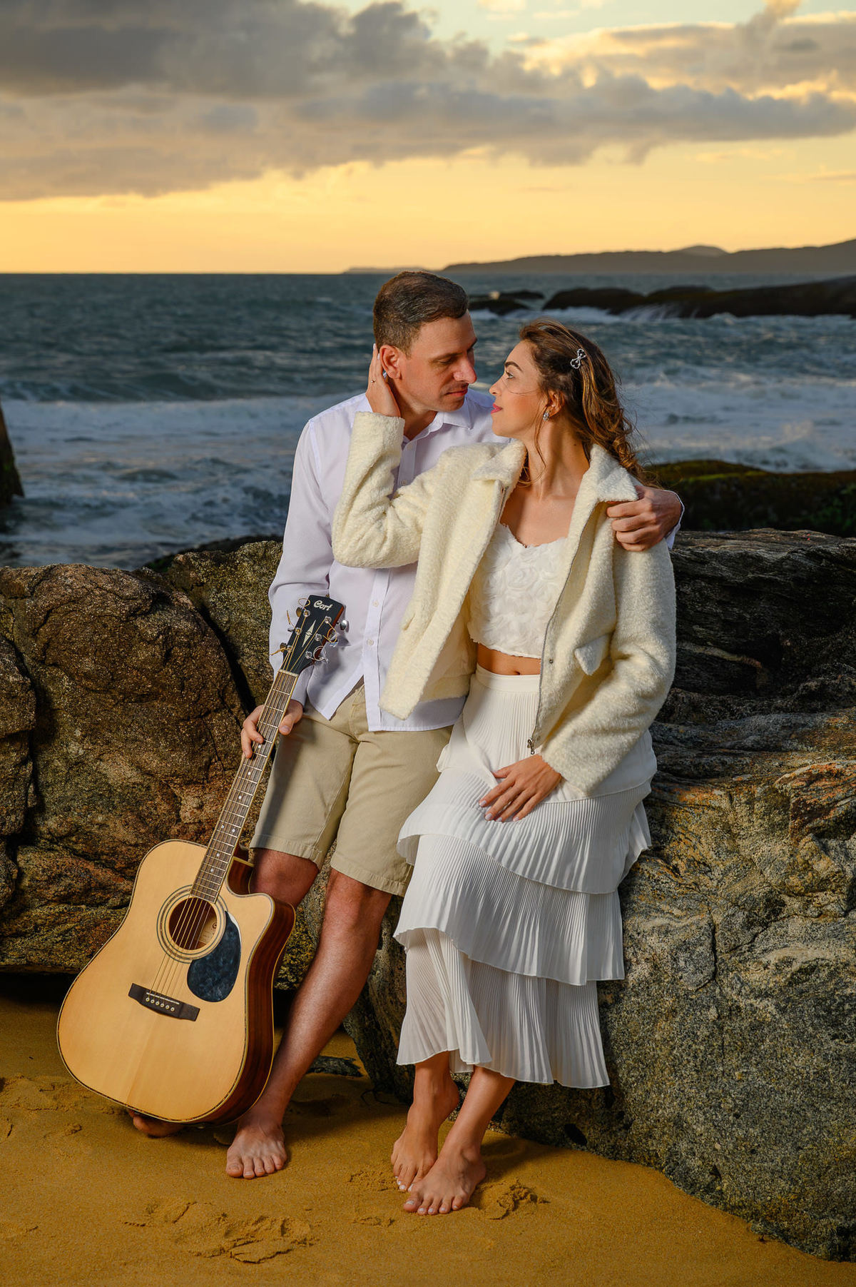 Ensaio fotográfico de casal com violão na Praia do Estaleirinho em Balneário Camboriú SC ao amanhecer