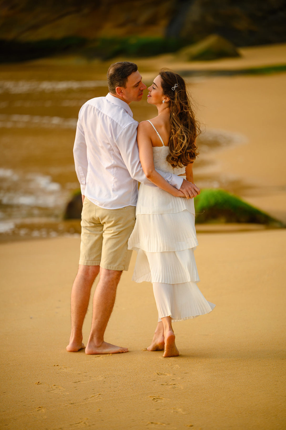 Ensaio de casal caminhando pela areia na Praia do Estaleirinho em Balneário Camboriú SC ao amanhecer