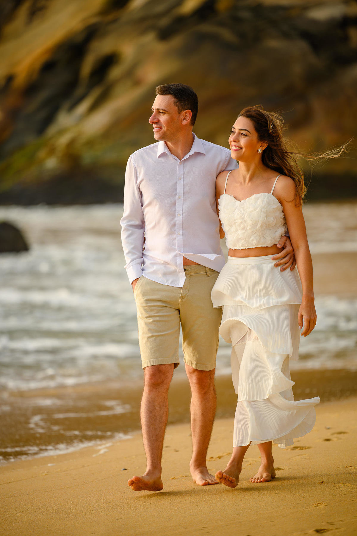 Ensaio de casal caminhando pela areia na Praia do Estaleirinho em Balneário Camboriú SC ao amanhecer