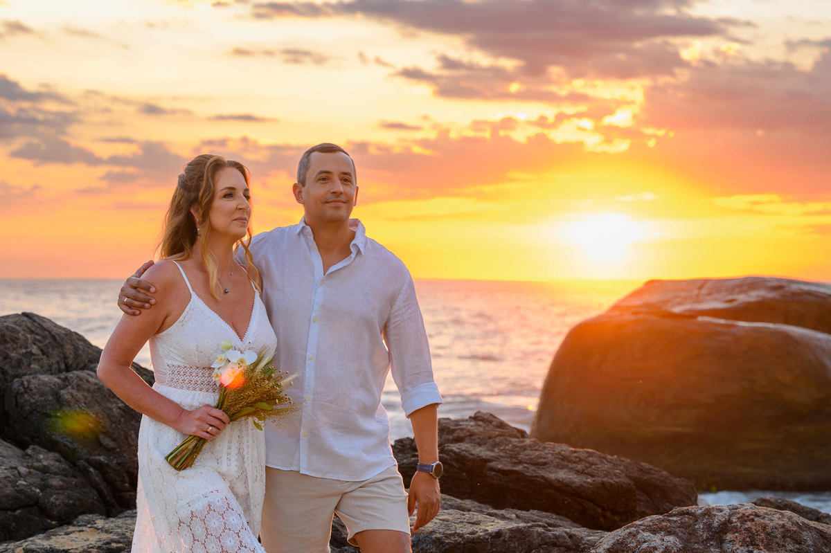 Ensaio de casal com nascer do sol na Praia do Estaleirinho em Balneário Camboriú