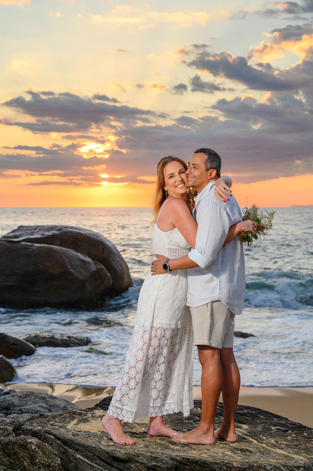 Ensaio de casal em Balneário Camboriú com clima de amanhecer no litoral