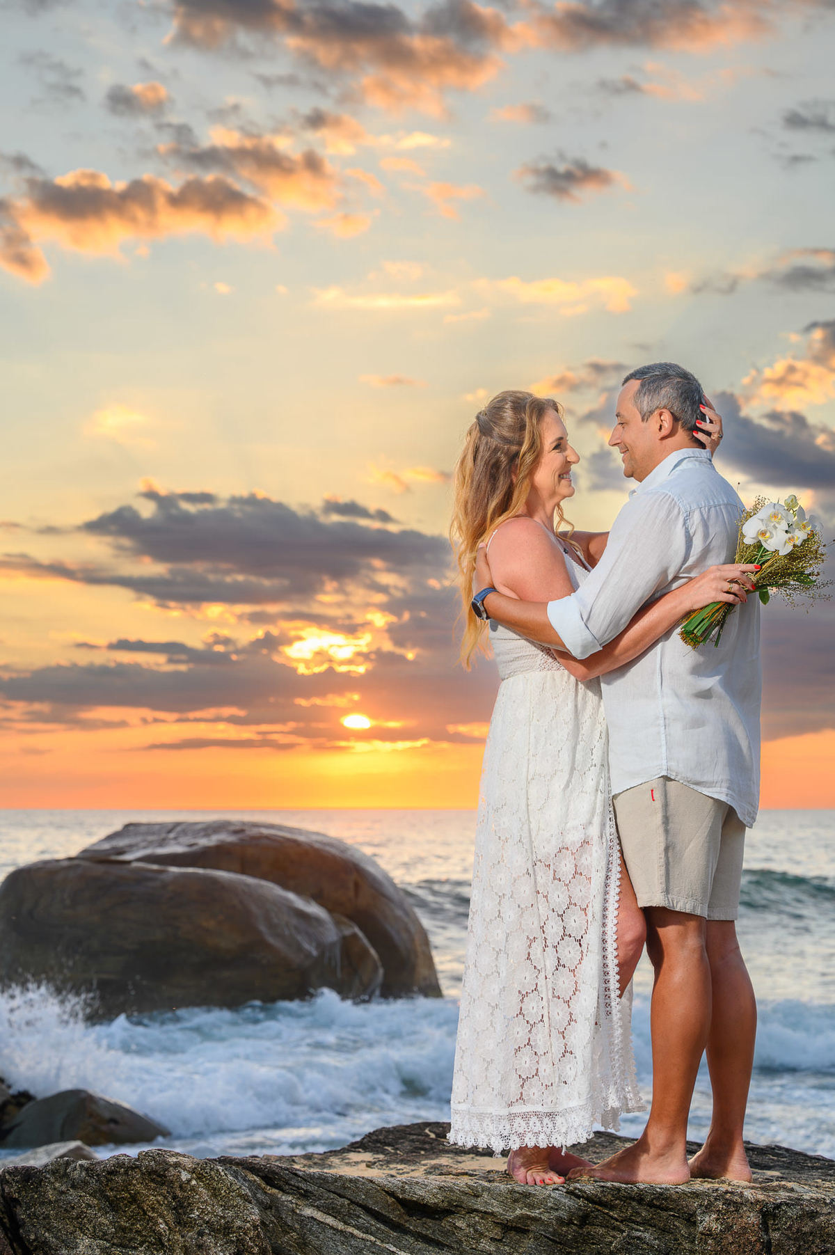 Ensaio save the date na praia com céu colorido ao amanhecer em Santa Catarina
