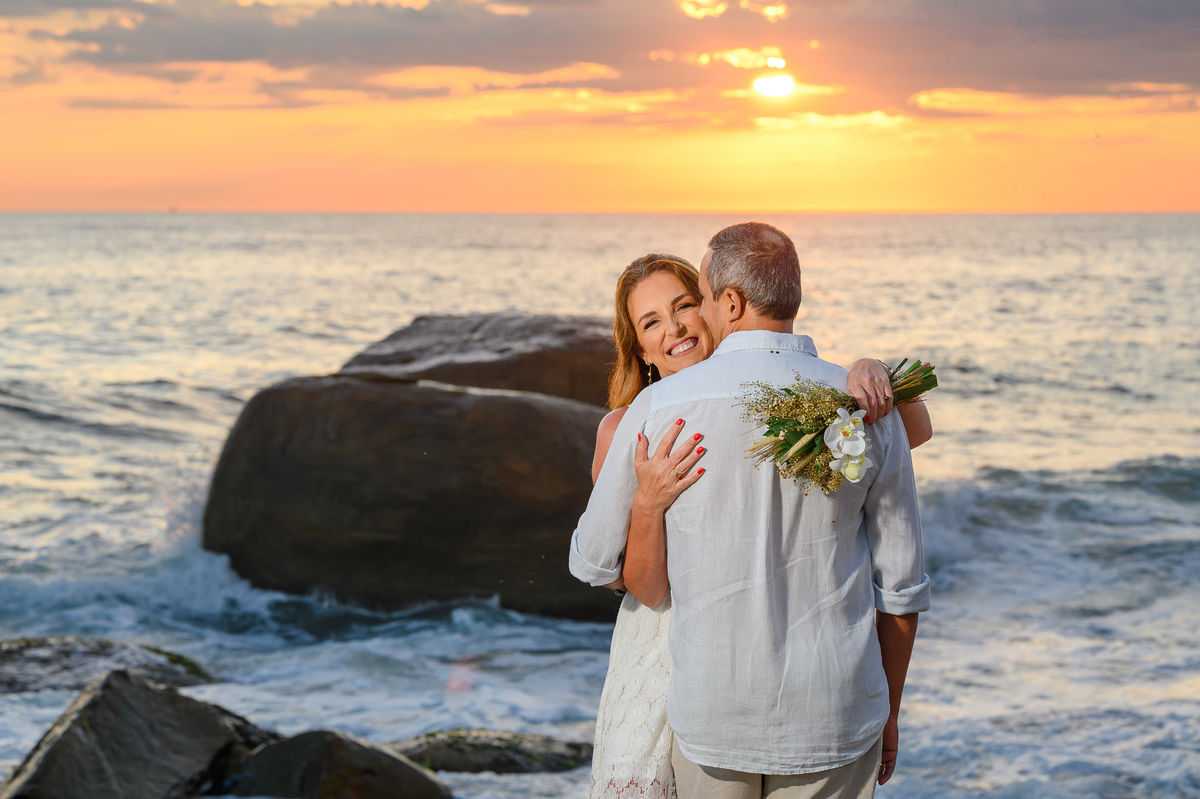 Ensaio pré wedding na praia em Balneário Camboriú com mar e céu ao fundo
