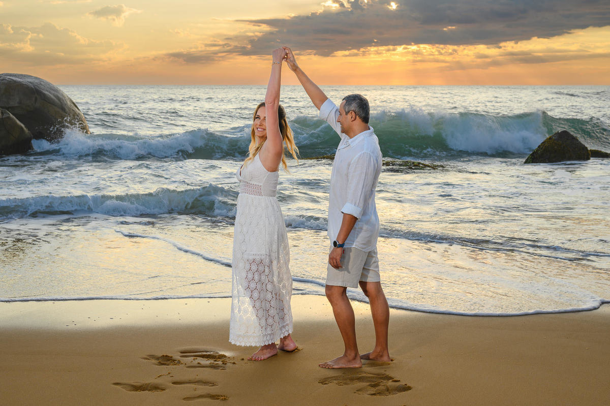 Ensaio de casal na praia em Santa Catarina com clima leve e espontâneo