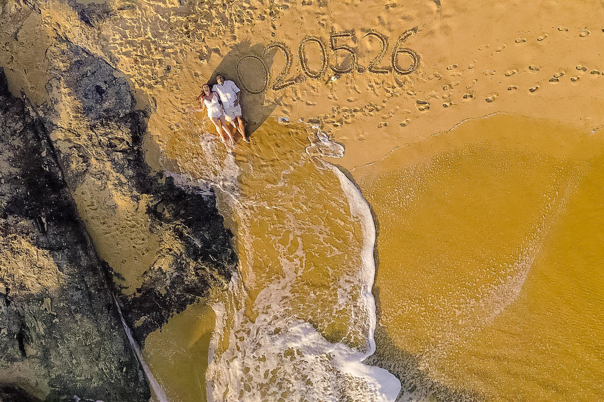 Ensaio save the date com drone na Praia do Estaleirinho em Balneário Camboriú SC
