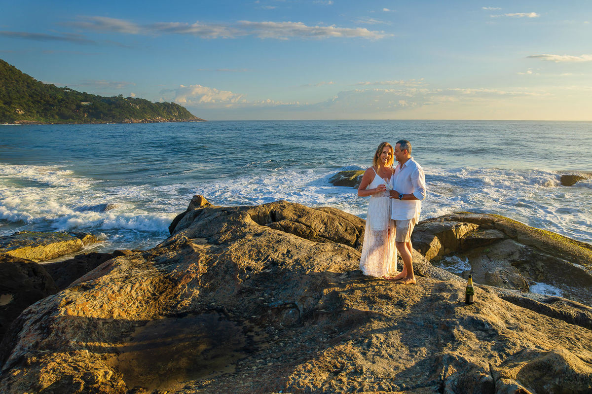 Ensaio pré wedding com drone mostrando casal na praia em Balneário Camboriú