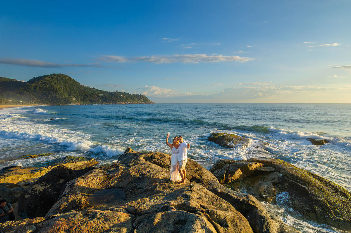 Ensaio de casal com vista aérea da Praia do Estaleirinho em Balneário Camboriú SC