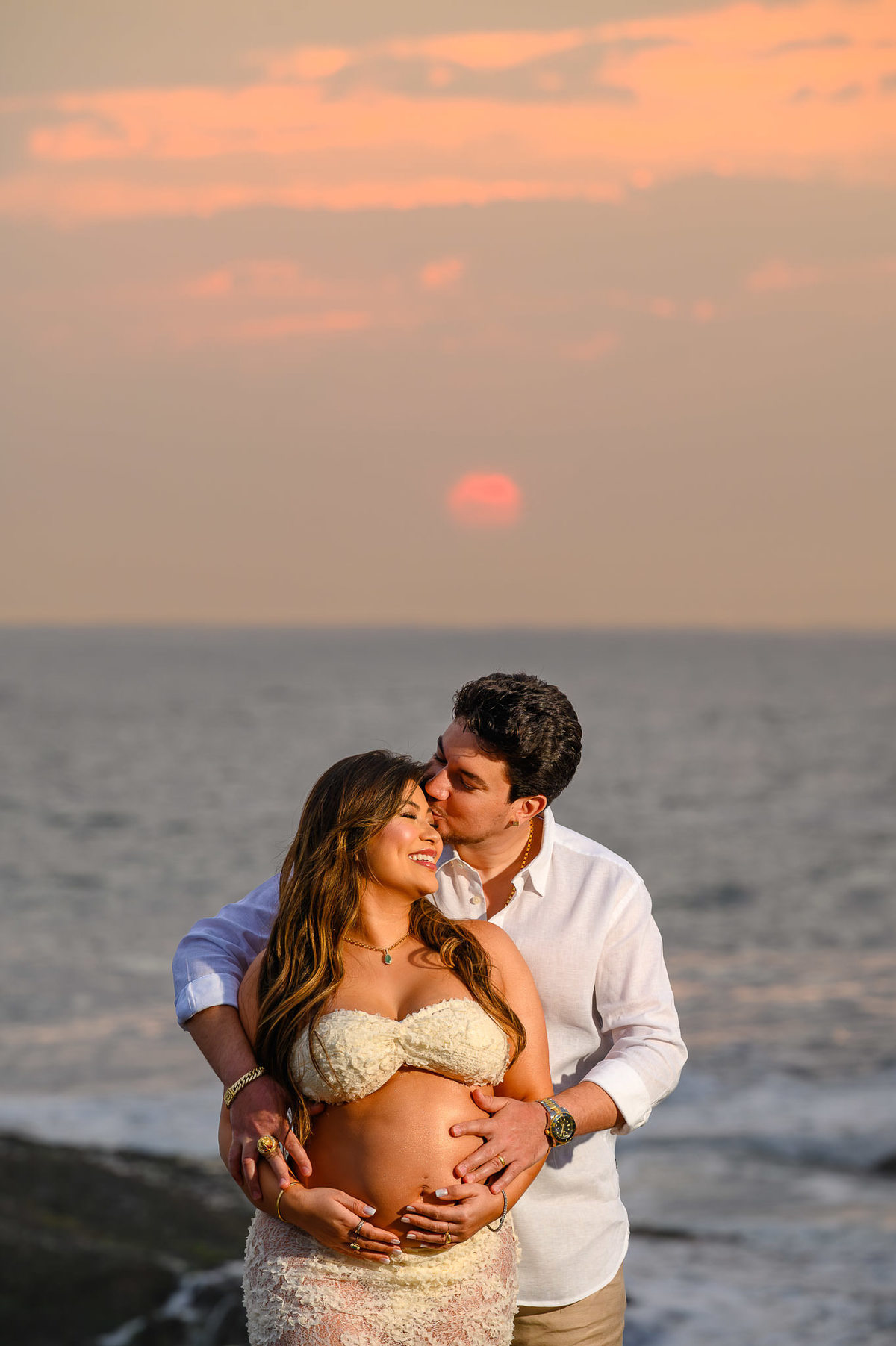 casal feliz durante ensaio fotográfico de gestante na praia em balneário camboriú santa catarina