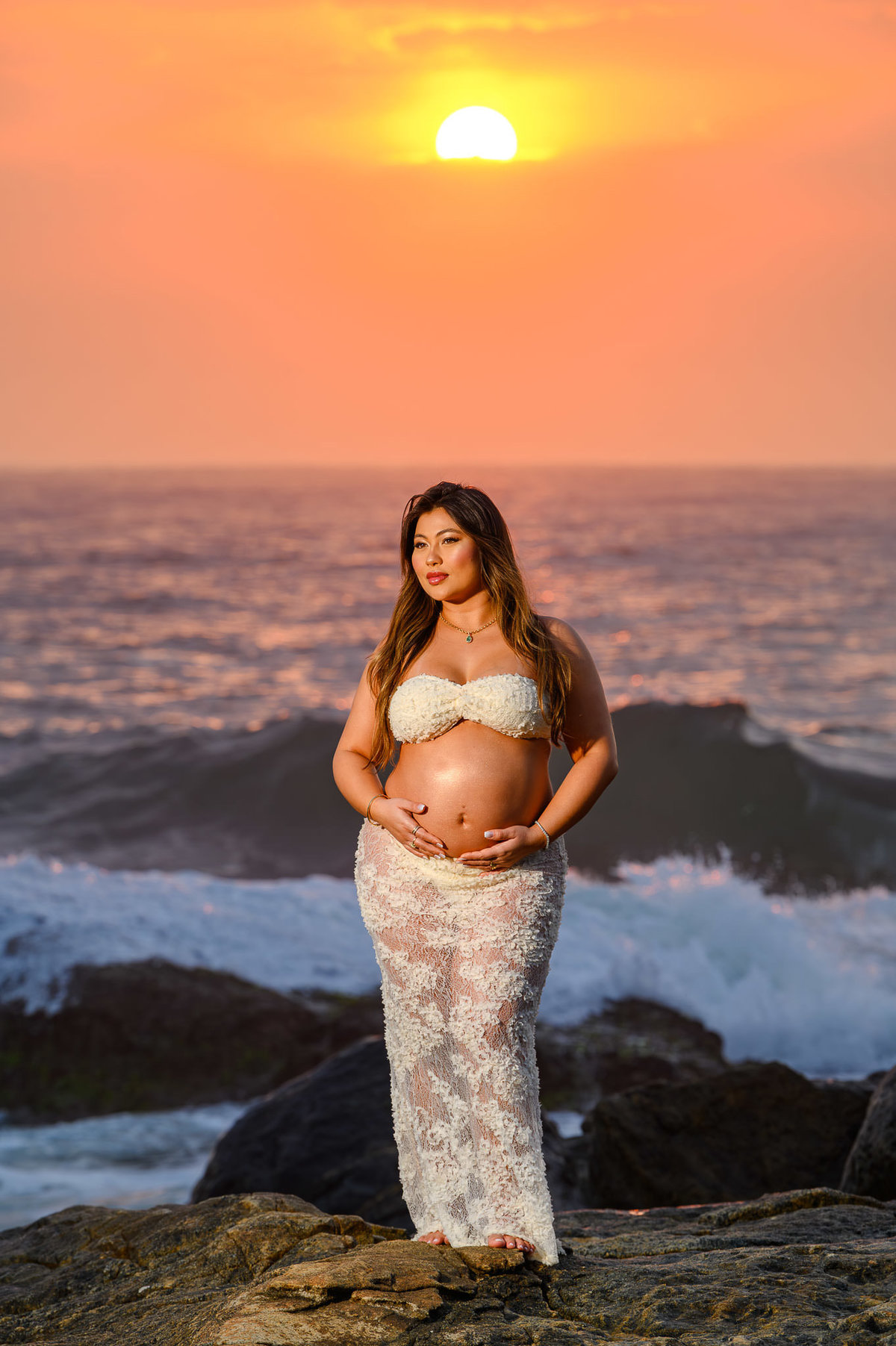 gestante linda em fotografia profissional em balneário camboriú com mar ao fundo