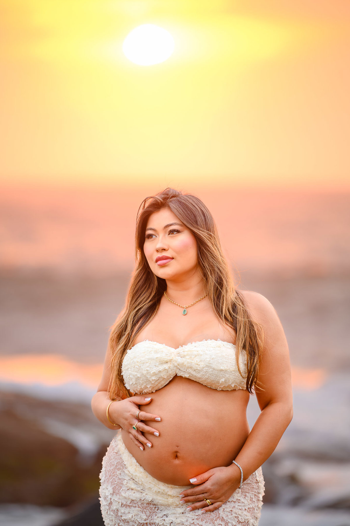 gestante linda em fotografia profissional em balneário camboriú com mar ao fundo