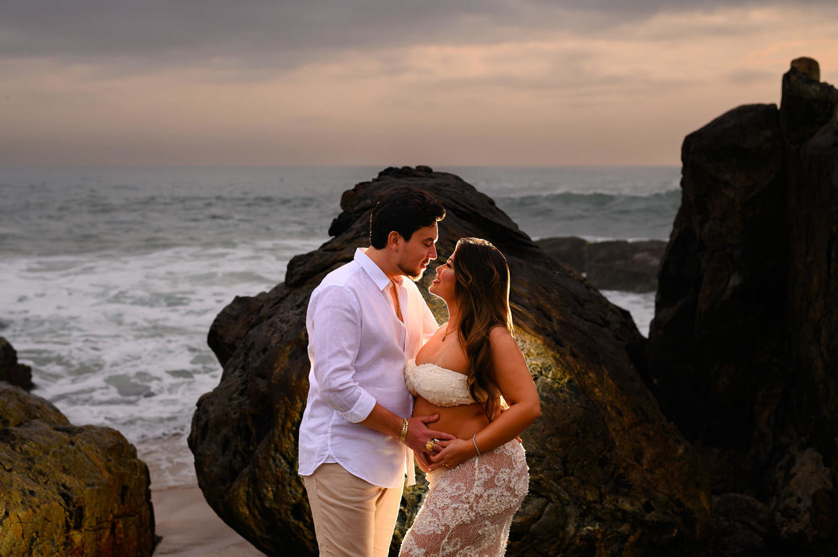 fotografia artística de ensaio gestante com fotógrafo profissional na praia em balneário camboriú, SC