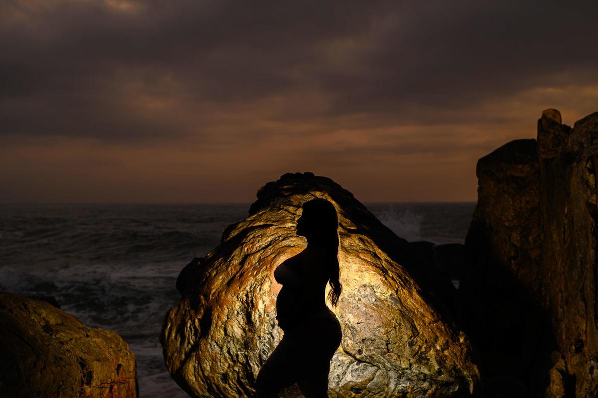 silhueta de gestante bonita durante ensaio fotográfico na praia em santa catarina